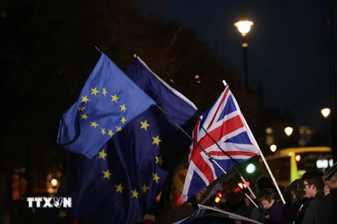 Quốc kỳ Anh (phải) và cờ EU bên ngoài Hạ viện Anh ở London ngày 12/12/2018. (Nguồn: THX/TTXVN) 