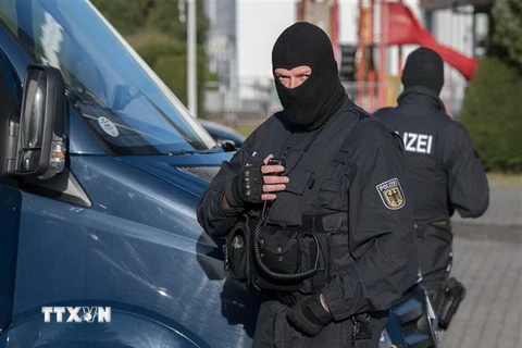 Cảnh sát trong chiến dịch truy quét các bang nhóm tội phạm tại Hanover, Đức. (Nguồn: AFP/TTXVN) 