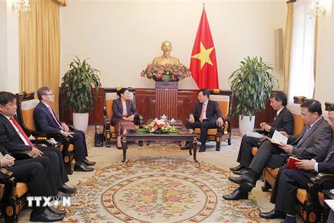 Phó Thủ tướng, Bộ trưởng Bộ Ngoại giao Phạm Bình Minh tiếp Thứ trưởng Bộ Ngoại giao Lào Khamphau Ernthavan vào chiều 23/8 tại Hà Nội. (Ảnh: Văn Điệp/TTXVN) 