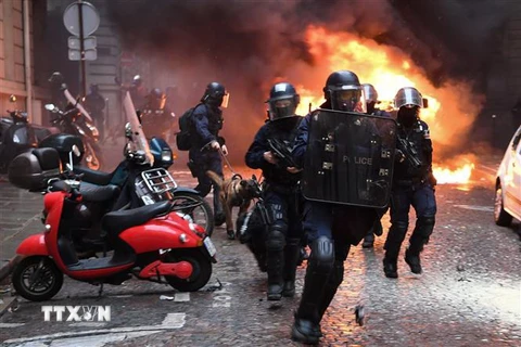 Cảnh sát được triển khai đối phó với người biểu tình Áo vàng gây bạo loạn tại Paris, Pháp ngày 8/12/2018. (Nguồn: THX/TTXVN) 