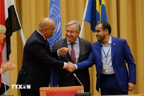 Tổng thư ký Liên hợp quốc Antonio Guterres (giữa), đại diện Chính phủ Yemen, Ngoại trưởng Yemen Khaled al-Yamani (trái) và đại diện phiến quân Houthi (phải) tại vòng đàm phán hòa bình ở Stockholm, Thụy Điển, ngày 13/12. (Nguồn: THX/TTXVN) 