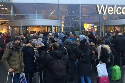 Hành khách tại sân bay Eindhoven. (Nguồn: omroepbrabant.nl) 