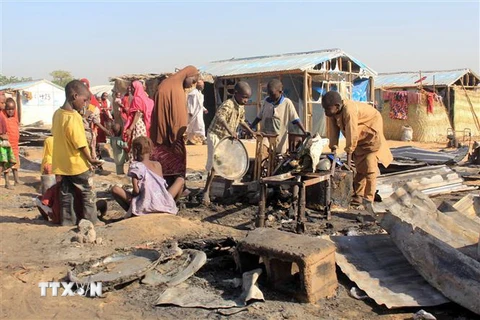 Người dân thu dọn những đồ đạc còn sót lại sau vụ tấn công của Boko Haram vào một ngôi làng ở Maiduguri, Đông Bắc Nigeria ngày 1/11/2018. (Nguồn: AFP/TTXVN) 
