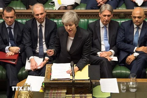 Thủ tướng Anh Theresa May (giữa) tại cuộc họp ở London, Anh. (Nguồn: AFP/TTXVN) 