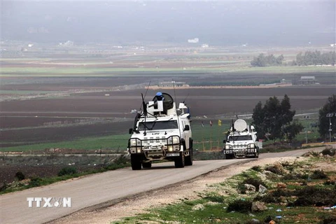 Lực lượng gìn giữ hòa bình của Liên hợp quốc tại Liban tuần tra dọc khu vực biên giới Liban-Israel gần thành phố Marjayoun, Liban ngày 9/12/2018. (Nguồn: AFP/TTXVN) 