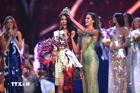 Người đẹp Phillipines Catriona Gray (trái, phía trước) đăng quang Hoa hậu Hoàn vũ 2018 tại cuộc thi chung kết ở Bangkok, Thái Lan ngày 17/12/2018. (Nguồn: AFP/TTXVN) 