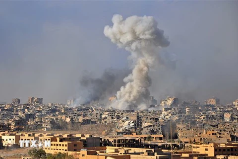 Khói bốc lên sau một cuộc không kích ở Syria. (Nguồn: AFP/TTXVN) 