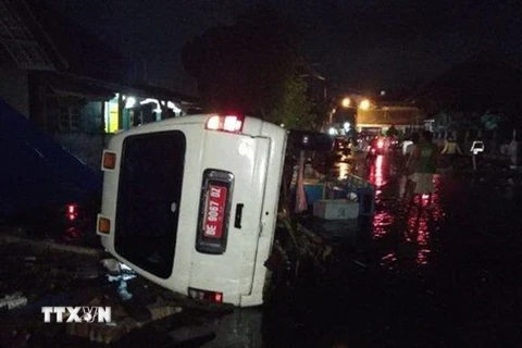 Hiện trường đổ nát sau khi sóng thần bất ngờ ập vào vùng bờ biển quanh Eo biển Sunda tối 22/12. (Nguồn: Tribunnews/TTXVN) 