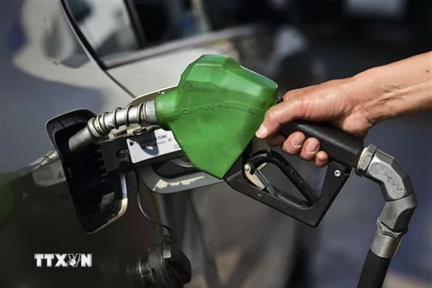 Bơm xăng cho các phương tiện tại trạm xăng ở San Luis Potosi, Mexico. (Nguồn: AFP/TTXVN) 