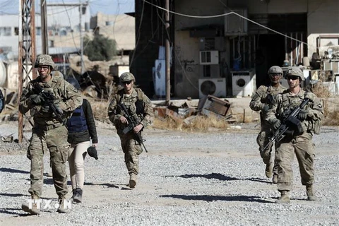 Binh sỹ Mỹ tuần tra gần căn cứ quân sự Iraq ở ngoại ô Mosul. (Nguồn: AFP/TTXVN) 