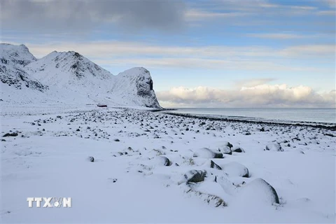 Tuyết bao phủ tại đảo Lofoten, Bắc Cực. (Nguồn: AFP/TTXVN) 
