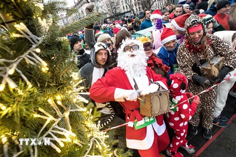 Người dân tham gia cuộc thi chạy Ông già Noel tại Vilnius, Litsva. (Nguồn: THX/TTXVN) 