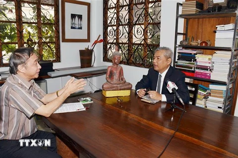 Giám đốc Trung tâm Tư liệu Campuchia trả lời phỏng vấn phóng viên TTXVN thường trú Campuchia. (Ảnh: Nhóm phóng viên TTXVN tại Campuchia) 