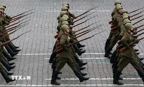Binh sỹ Nga tham gia một lễ diễu binh. (Nguồn: AFP/TTXVN) 