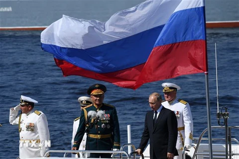 Tổng thống Nga Vladimir Putin (thứ 2 phải) , Bộ trưởng Quốc phòng Nga (giữa), Tư lệnh Hải quân Nga, Đô đốc Vladimir Korolev (phải) tại lễ kỷ niệm Ngày Hải quân Nga ở Saint Petersburg, ngày 29/7/2018. (Nguồn: AFP/TTXVN) 