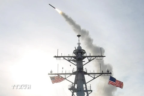 Tên lửa hành trình Tomahawk của hải quân Mỹ được phóng từ tàu khu trục USS Winston S. Churchill trên Địa Trung Hải tháng 3/2003. (Nguồn: AFP/ TTXVN) 