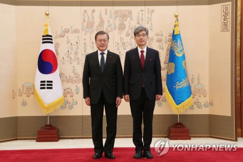 Tổng thống Hàn Quốc Moon Jae-in (trái) và ông Kim Sang-hwan. (Nguồn: Yonhap News) 