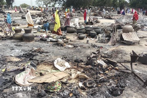 Hiện trường một vụ tấn công do phiến quân Boko Haram thực hiện ở Amarwa, cách thủ phủ Maiduguri, bang Borno khoảng 20km. (Nguồn: AFP/TTXVN) 