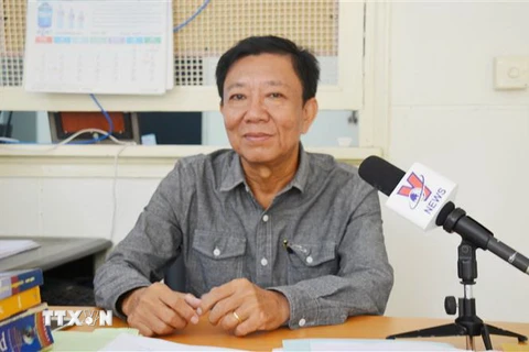 Nhà báo Keo Chandara, Phó Tổng Giám đốc Hãng Thông tấn Campuchia (AKP), trả lời phỏng vấn phóng viên TTXVN. (Ảnh: Nhóm phóng viên TTXVN tại Campuchia) 