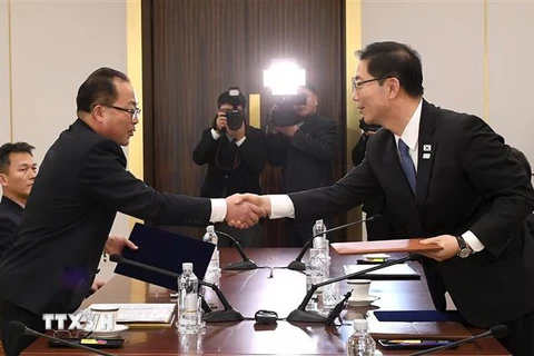 Thứ trưởng Thống nhất Hàn Quốc Chun Hae-Sung (phải) trong cuộc gặp người đồng cấp Triều Tiên Jon Jong-su tại làng đình chiến Panmunjom ở khu phi quân sự giữa hai miền ngày 17/1/2018. (Nguồn: AFP/TTXVN) 