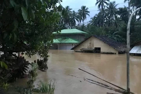 Những ngôi nhà chìm trong nước lũ. (Nguồn: abs-cbn.com) 