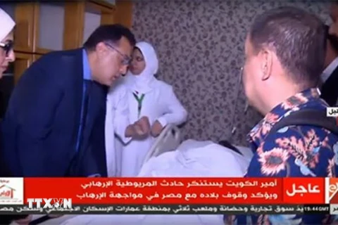 Thủ tướng Ai Cập Mostafa Madbouli (thứ 2, trái) thăm du khách Việt Nam bị thương trong vụ nổ bom xe khách tại quận Al-Haram, tỉnh Giza, đang được điều trị tại bệnh viện El-Haram, tối 28/12/2018. (Nguồn: Youtube/TTXVN) 