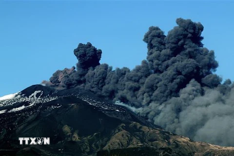 Núi lửa Etna phun cột tro bụi lớn lên không trung ngày 24/12/2018. (Nguồn: AFP/TTXVN) 