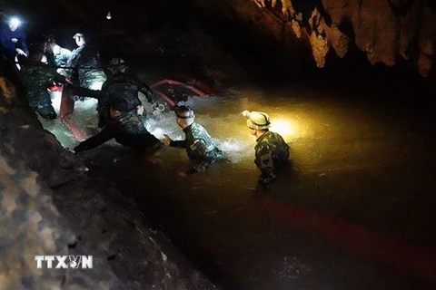 Nhóm thợ lặn tìm kiếm các nạn nhân mắc kẹt bên trong hang động Tham Luang ở Chiang Rai, Thai Lan ngày 30/6. (Nguồn: EFE-EPA/TTXVN) 