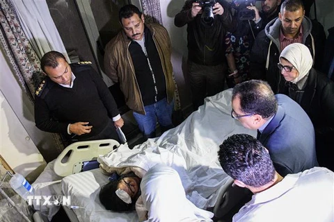 Thủ tướng Ai Cập Mostafa Madbouli (thứ 2, phải) và Bộ trưởng Y tế Hala Zayed (phải) tới bệnh viện ở quận Al-Haram thăm nạn nhân người Việt bị thương trong vụ xe chở khách du lịch trúng bom ở tỉnh Ginza chiều tối 28/12. (Nguồn: AFP/TTXVN) 
