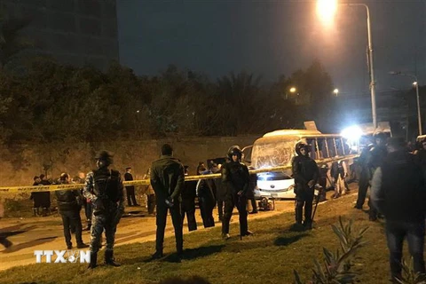 Cảnh sát điều tra tại hiện trường vụ đánh bom ở Giza, Ai Cập ngày 28/12/2018. (Nguồn: THX/TTXVN) 