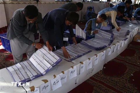 Nhân viên Ủy ban Bầu cử Độc lập Afghanistan (IEC) kiểm phiếu trong cuộc bầu cử Quốc hội ở Kabul ngày 21/10/2018. (Nguồn: THX/TTXVN) 