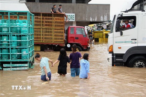 Cảnh ngập lụt sau trận lũ quét tại Camarines Sur, Philippines. (Nguồn: THX/TTXVN)