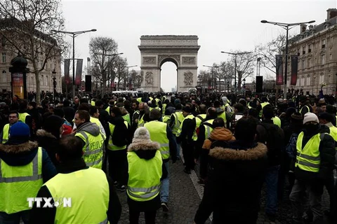 Người biểu tình Áo vàng tập trung tại thủ đô Paris, Pháp ngày 29/12/2018. (Nguồn: AFP/TTXVN) 