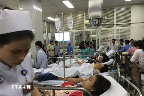 Nạn nhân trong vụ tai nạn thảm khốc ở Long An được cấp cứu tại Bệnh viện Chợ Rẫy Thành phố Hồ Chí Minh. (Ảnh: Đinh Hằng/TTXVN) 