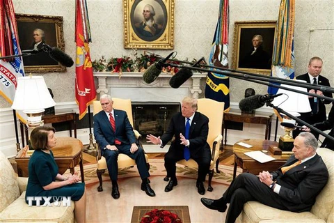 (Từ trái sang) Lãnh đạo thiểu số tại Hạ viện Mỹ Nancy Pelosi, Phó Tổng thống Mike Pence, Tổng thống Mỹ Donald Trump và Lãnh đạo thiểu số tại Thượng viện Mỹ Charles E. Schumer tại cuộc gặp ở Nhà Trắng ngày 11/12/2018. (Nguồn: AFP/TTXVN) 