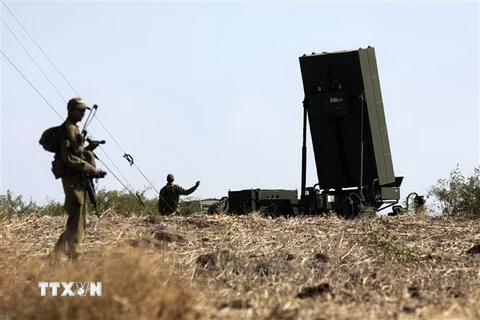 Binh sỹ Israel gác bên hệ thống đánh chặn tên lửa ở phía Bắc Israel. (Nguồn: AFP/TTXVN) 