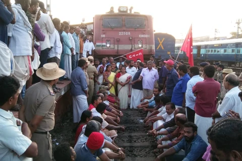 Người biểu tình chặn một tuyến đường sắt. (Nguồn: News18) 