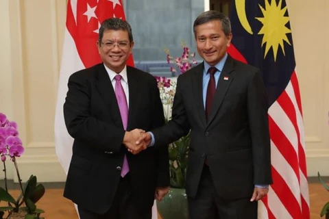 Ngoại trưởng Singapore Vivian Balakrisnan (phải) và người đồng cấp Malaysia Saifuddin Abdullah. (Nguồn: thestar.com.my) 