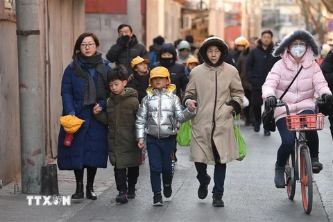 Các phụ huynh đón con tại trường tiểu học quận Tây Thành ở Bắc Kinh, Trung Quốc sau vụ tấn công bằng dao, ngày 8/1/2019. (Nguồn: AFP/TTXVN) 