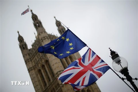 Cờ EU (phía trên) và quốc kỳ Anh (phía dưới) bên ngoài Tòa nhà Quốc hội Anh ở London ngày 7/1/2018. (Nguồn: THX/TTXVN) 