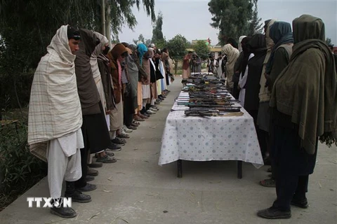 Các tay súng Taliban ra hàng Chính phủ Afghanistan tại buổi lễ ở Jalalabad, thủ phủ tỉnh Nangarhar ngày 22/11/2018. (Nguồn: THX/TTXVN) 