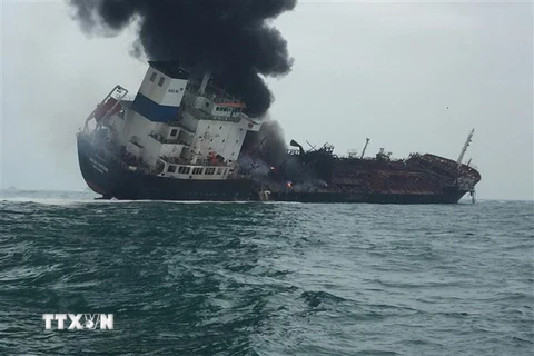 Khói bốc lên trong vụ cháy tàu chở dầu ngoài khơi Hong Kong (Trung Quốc) ngày 8/1. (Nguồn: AFP/TTXVN) 