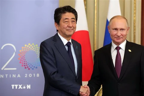 Tổng thống Nga Vladimir Putin (phải) và Thủ tướng Nhật Bản Shinzo Abe. (Nguồn: AFP/TTXVN) 