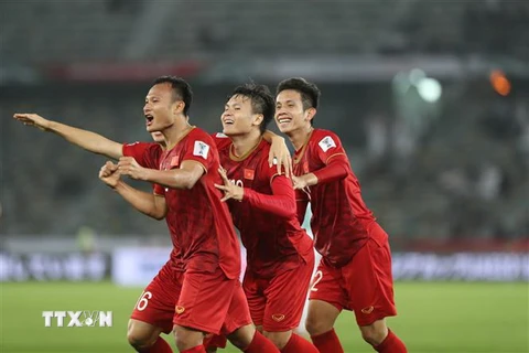Các cầu thủ Việt Nam ăn mừng bàn thắng thứ hai ở phút 42. (Ảnh: Hoàng Linh/TTXVN) 