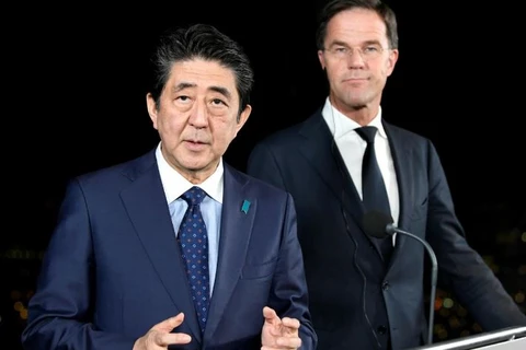 Thủ tướng Hà Lan Mark Rutte (phải) và người đồng cấp Nhật Bản Shinzo Abe. (Nguồn: Reuters) 