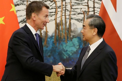 Ngoại trưởng Trung Quốc Vương Nghị (phải) và Ngoại trưởng Anh Jeremy Hunt. (Nguồn: news.sky.com) 