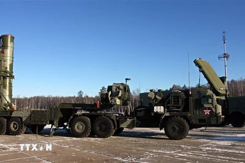 Hệ thống tên lửa phòng không S-400 Triumf của Nga. (Nguồn: AFP/TTXVN) 