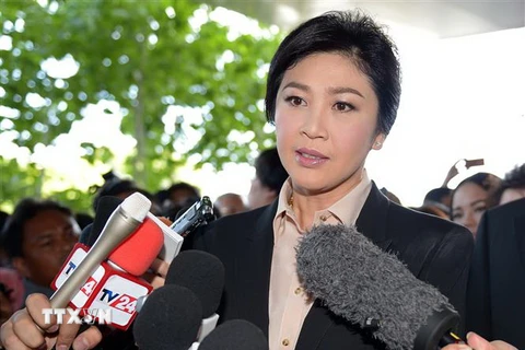 Cựu Thủ tướng Thái Lan Yingluck Shinawatra trả lời báo giới sau phiên tòa ở Bangkok ngày 19/5/2015. (Nguồn: AFP/TTXVN) 