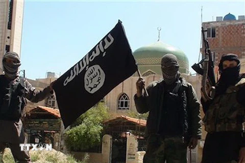 Phiến quân IS tại khu vực ngoại ô Damascus, Syria ngày 7/4/2015. (Nguồn: Balkis Press/Sipa USA/AP/TTXVN) 