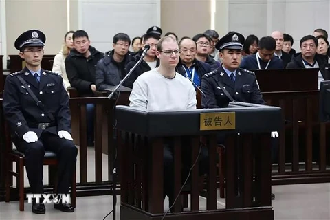 Công dân Canada Robert Lloyd Schellenberg (giữa) tại phiên xét xử của Tòa án ở thành phố Đại Liên, tỉnh Liêu Ninh, Đông Bắc Trung Quốc ngày 14/1/2019. (Nguồn: AFP/TTXVN) 